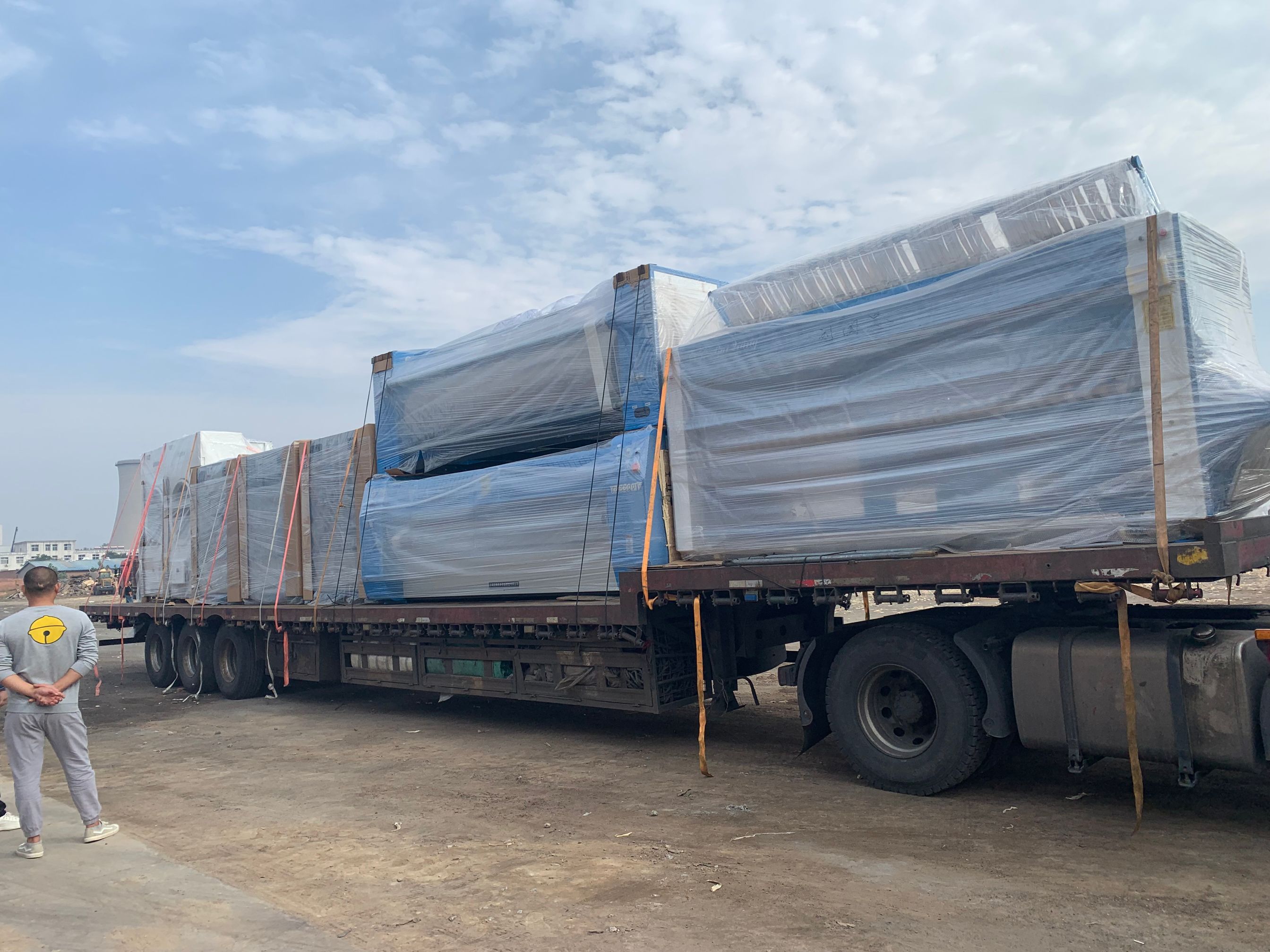 洗衣房洗滌設備送貨現場圖片